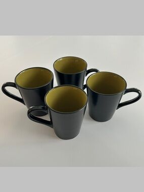 Pier 1 Ebony Rim Green Stoneware Coffee Mugs Set of 4  10 fl oz